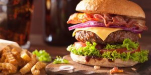Pięć przepisów na apetyczne hamburgery sprzyjające Twojej diecie
